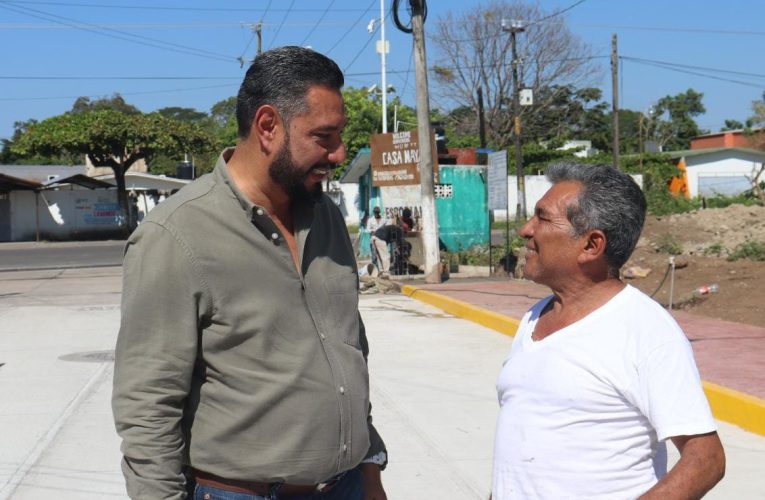 Julio Gamboa supervisa la obra de pavimentación en calle Pino Suárez.