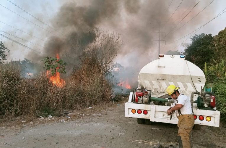 PROTECCIÓN CIVIL DE TAPACHULA, SOFOCA INCENDIOS DE PASTIZALES EN DIFERENTES PARTES DEL MUNICIPIO