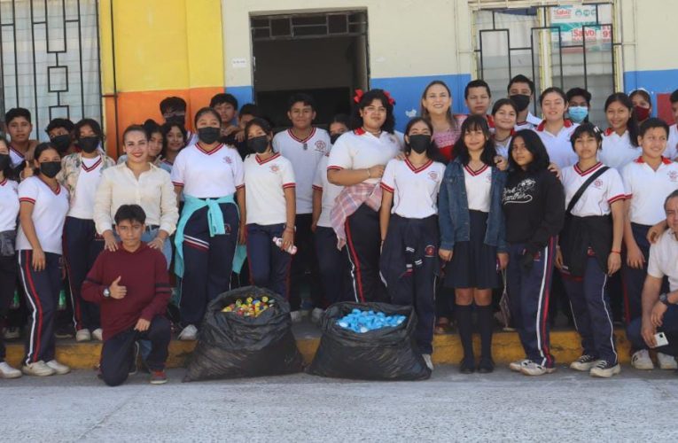 Estudiantes de la Secundaria Técnica número 30 donaron tapitas al DIF Tuxtla Chico