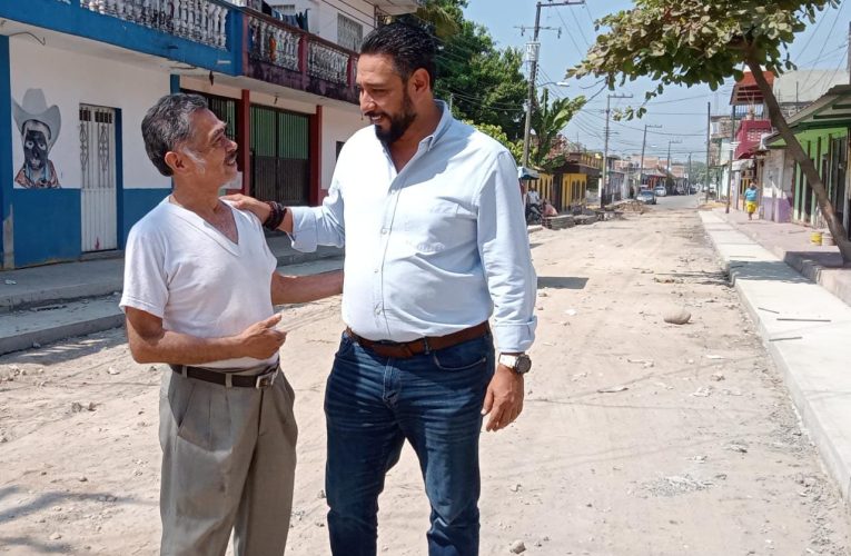 Tuxtla Chico avanza hacia el desarrollo, Julio Gamboa supervisa la obra de calle Ocampo