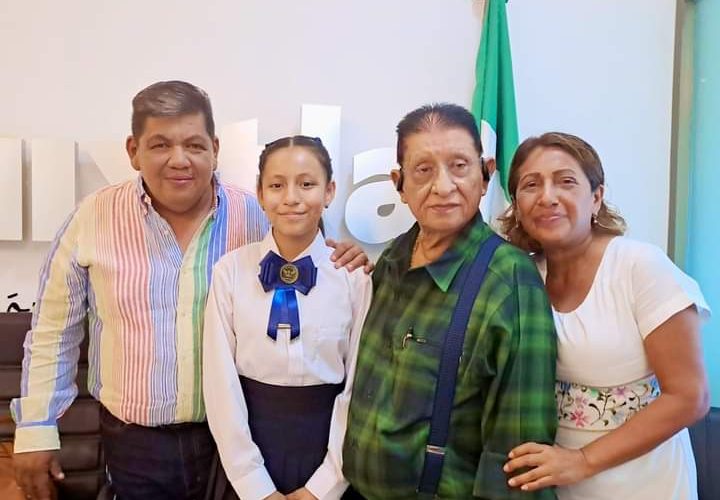 Recibe Edil Carlos Eduardo Salazar Gam a planilla ganadora de “Presidente Municipal por un Dia” en la sala de cabildo