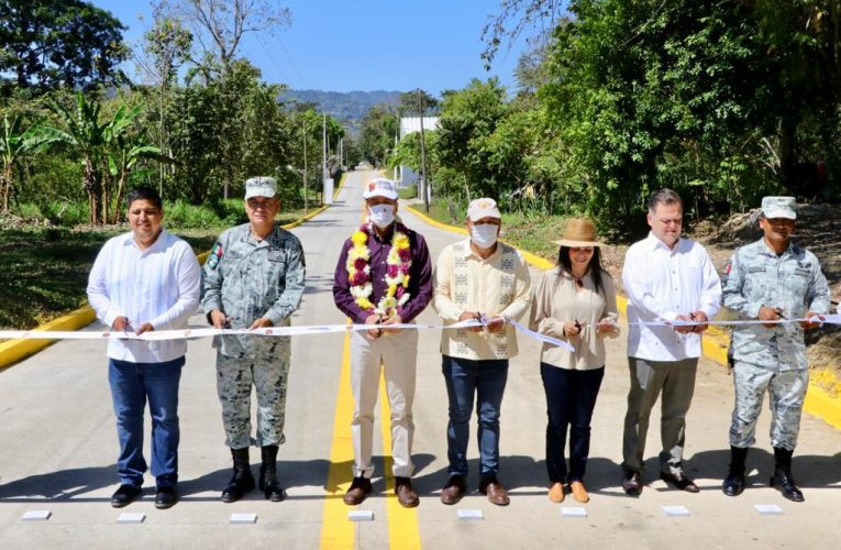 En Palenque, Rutilio Escandón inaugura el camino de acceso a las instalaciones de la Guardia Nacional