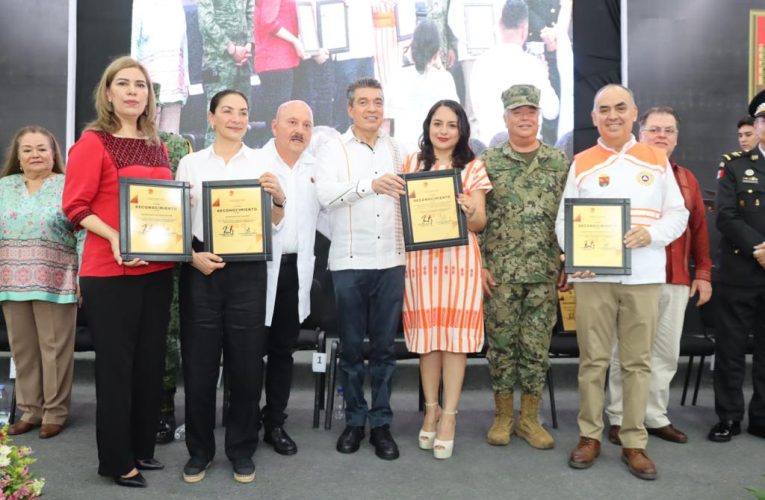 Entrega Rutilio Escandón reconocimientos al personal de salud por su desempeño durante la pandemia de COVID-19