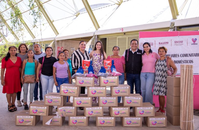 SDIF TAPACHULA PRIORIZA LA SEGURIDAD ALIMENTARIA  ** La presidenta honorífica Irene Rubiera Urbina, hizo entrega de 191 paquetes como parte del programa “Huertos familiares comunitarios y enseres domésticos”.  Tapachula, Chiapas.- Con el fin de seguir contribuyendo a la producción de alimentos, entre hortalizas y granos básicos como el maíz y frijol, para el autoconsumo familiar, la presidenta honorífica del Sistema DIF Tapachula, Irene Rubiera Urbina hizo entrega de 191 paquetes como parte del programa “Huertos familiares comunitarios y enseres domésticos”.  Acompañada de la primera regidora Gladiola Soto Soto, en representación de la presidenta municipal Rosa Irene Urbina Castañeda, la presidenta honorífica mencionó que los huertos familiares son importantes en las comunidades porque permiten diversidad de productos útiles para las familias y finalmente esto representa mejoras en la alimentación de niños, adultos y adultos mayores.  “Estos programas y sus múltiples beneficios pueden llegar hoy a las manos de todas ustedes, por ello me complace saber que tras el trabajo de gestoría que realizamos desde el DIF Tapachula, hoy estemos llegando a la entrega final de estos 191 huertos familiares comunitarios y enseres domésticos, en beneficio de igual número de familias de la zona rural de nuestro municipio”, destacó.  La primera regidora Gladiola Soto Soto, a nombre de la alcaldesa Rosa Irene Urbina Castañeda mencionó que el programa “Huertos familiares comunitarios y enseres domésticos”, forma parte de la estrategia alimentaria del Sistema DIF Chiapas, que ha sido diseñada para mejorar las condiciones de marginación de la población vulnerable.  “Los gobiernos de la Cuarta Transformación que en México encabezan el presidente Andrés Manuel López Obrador; en Chiapas, el gobernador Rutilio Escandón Cadenas y en Tapachula, la alcaldesa Rosa Irene Urbina Castañeda, están logrando con programas contundentes como éste, el desarrollo, el bienestar y la felicidad de las familias”, subrayó.   Fueron 191 paquetes entregados para beneficio de 10 comunidades: Cantón Providencia, Cantón Las Delicias, Fracción San Agustín Jitotol, Cantón Nueva Granada, Ejido Villahermosa, Ejido 20 de Noviembre, Ejido La Concordia, Cantón San Juan, Ejido San José Reforma, Fracción Toluquita.  La entrega fue atestiguada también por el delegado regional del DIF Chiapas, Félix Ruiz Rivera; la directora general del SDIF Tapachula, Margarita Guadalupe Zepeda Herrera; y las beneficiarias Ana Elvia Camacho Sánchez, Doralica Gordillo Abadía y Aracely Pérez Amores