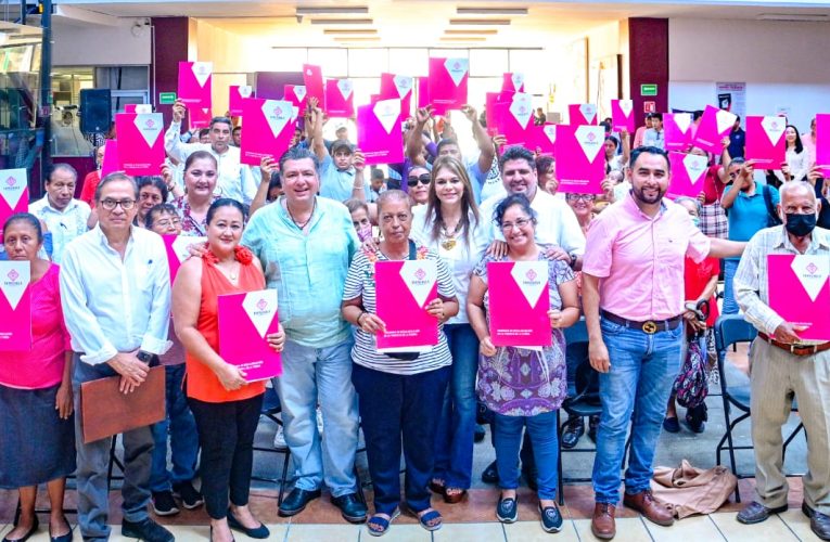 ROSY URBINA ENTREGA ESCRITURAS A 50 FAMILIAS DE 11 COLONIAS DE TAPACHULA 