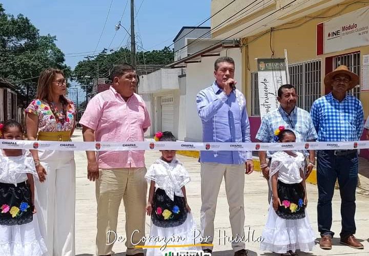 INAUGURA GOBERNADOR DEL ESTADO Rutilio Escandón Cadenas Y EL PRESIDENTE MUNICIPAL C.P. Carlos Eduardo Salazar Gam PAVIMENTACIÓN DE CALLES A BASE DE CONCRETO HIDRÁULICO EN CABECERA MUNICIPAL