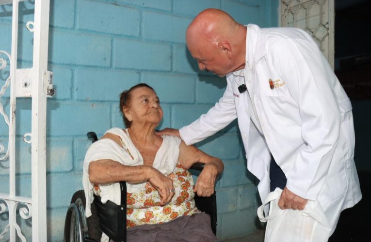 Dr. Pepe Cruz recorre casa a casa para escuchar y atender las demandas más sensibles de la población