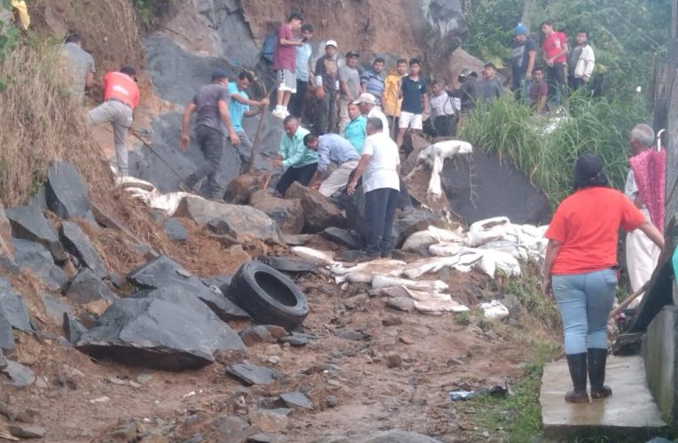 PC CACAHOATÁN BRINDA AYUDA HUMANITARIA EN ZONA ALTA TRAS DERRUMBE