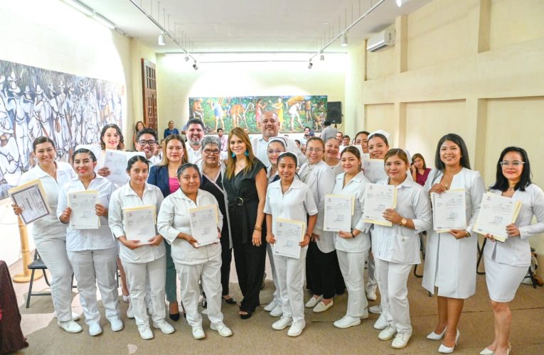 ROSY URBINA RECONOCE PARTICIPACIÓN DE JÓVENES PROFESIONISTAS PARA BENEFICIO DE LOS TAPACHULTECOS