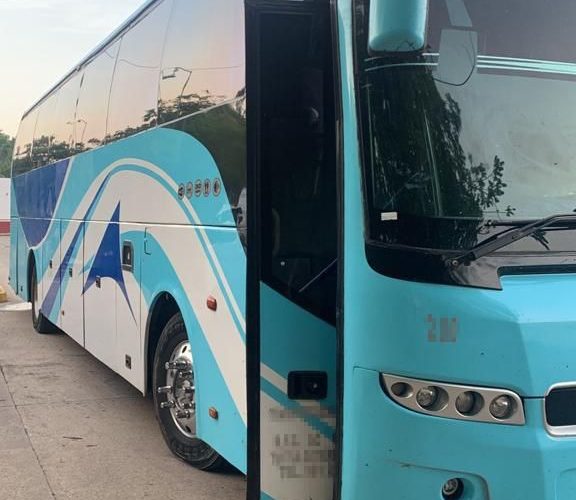 Ubica INM a 126 migrantes en autobús de turismo