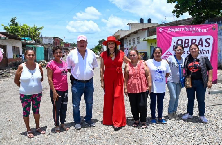 SUPERVISA ROSY URBINA OBRA DE PAVIMENTACÓN HIDRÁULICA EN COLONIA CALCÁNEO BELTRÁN