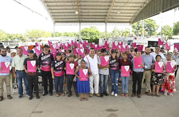 AYUNTAMIENTO DE TAPACHULA ENTREGA ESCRITURAS PÚBLICAS