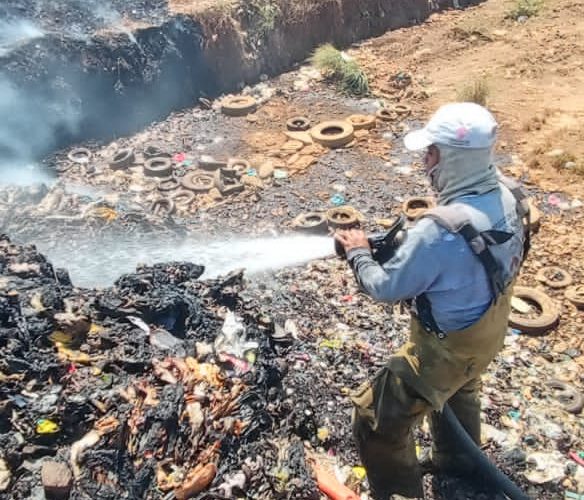 CONTINÚA ATENCIÓN A INCENDIO DE BASURERO MUNICIPAL