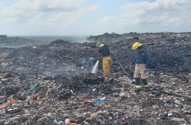 CONTINÚAN LABORES DE CONTENCIÓN DEL INCENDIO EN BASURERO MUNICIPAL DE TAPACHULA