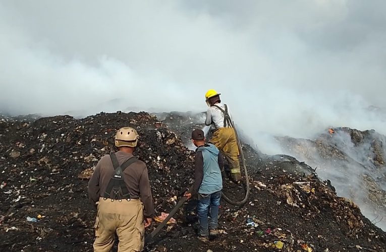 CONTINÚAN ACCIONES PARA MITIGAR EL INCENDIO DEL BASURERO MUNICIPAL EN TAPACHULA