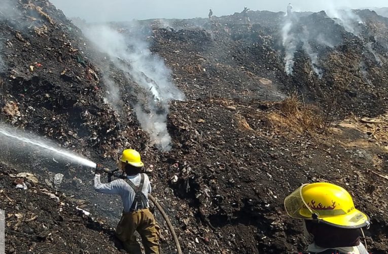 CONTINÚA ATENCIÓN A INCENDIO DE BASURERO MUNICIPAL