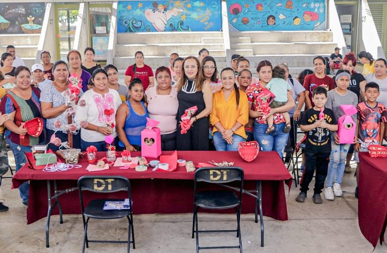 REALIZAN TALLER “ELABORA TU REGALO”, PARA BENEFICIAR A LAS MUJERES