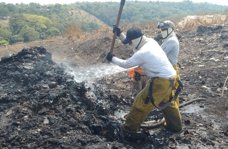 PROSIGUEN LABORES DE CONTENCIÓN DEL INCENDIO EN BASURERO MUNICIPAL DE TAPACHULA