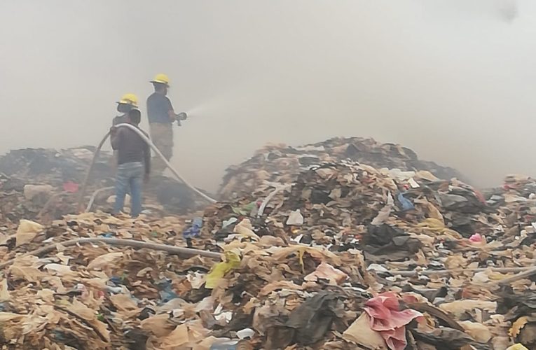 ATIENDE PROTECCIÓN CIVIL DE TAPACHULA INCENDIO EN BASURERO MUNICIPAL