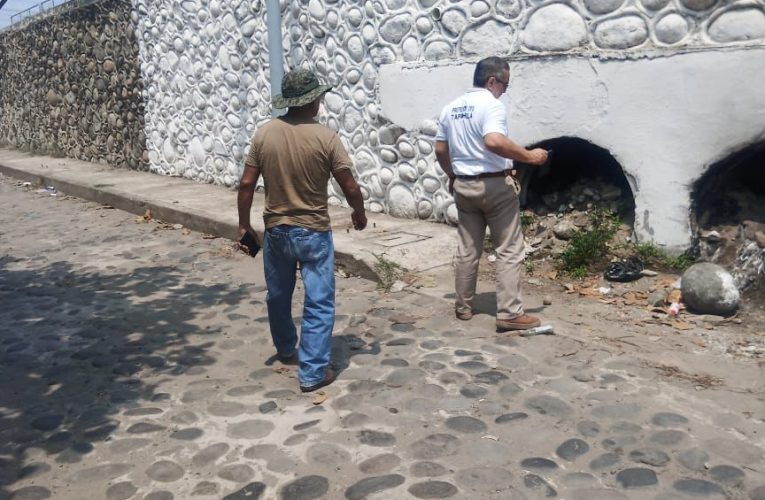 PROTECCIÓN CIVIL DE TAPACHULA DESAZOLVA TUBERÍAS DE AGUAS PLUVIALES