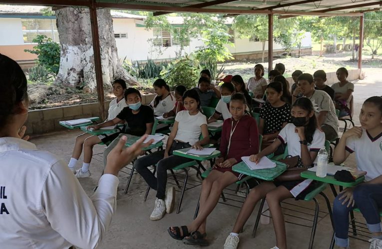 ESTUDIANTES DE SECUNDARIA EN TAPACHULA RECIBEN PLÁTICAS PARA PREVENIR RIESGOS