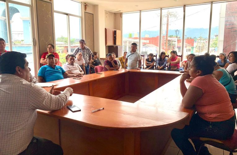 Atiende el alcalde Cacahoatán a padres de familia de la primaria “Chiapas Libre”
