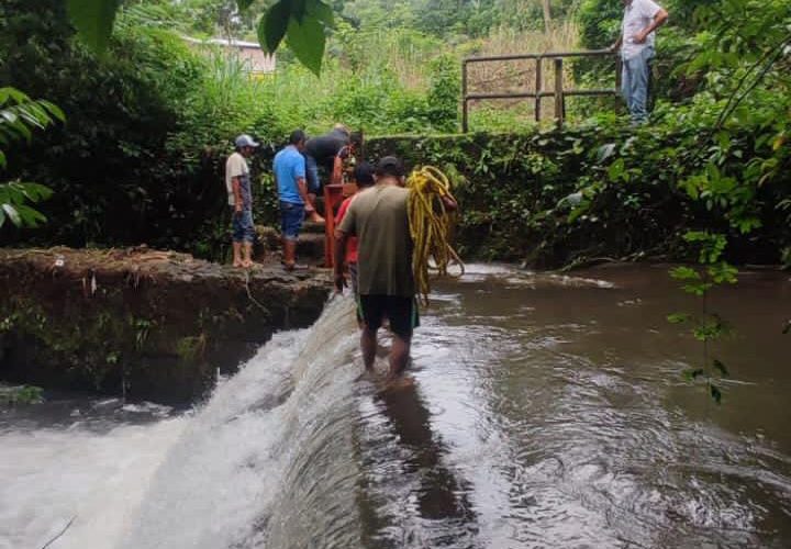 Por fuertes lluvias, SAPAM Tuxtla Chico efectúa limpieza en el tramo “La Colocha”