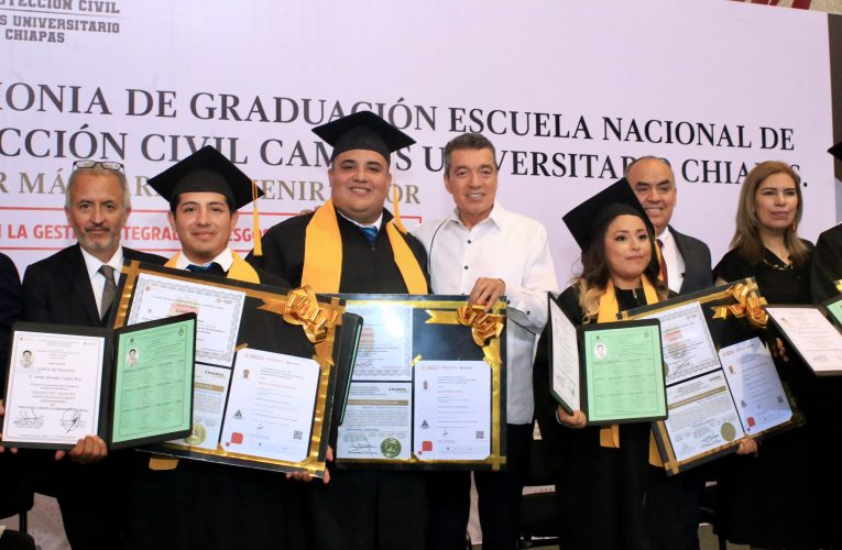 Asiste Rutilio Escandón a ceremonia de graduación de la Escuela Nacional de Protección Civil, Campus Universitario Chiapas