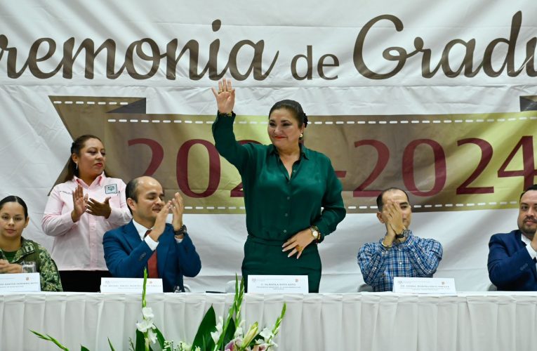 ASISTE GLADIOLA SOTO COMO INVITADA A CLAUSURA DE CURSO ESCOLAR DE PREPARATORIA NÚMERO 2 EN TAPACHULA.