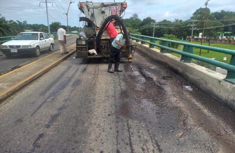 GOBIERNO MUNICIPAL DE TAPACHULA REFUERZA BACHEO CON JETPATCHER EN DISTINTOS PUNTOS DE LA CIUDAD