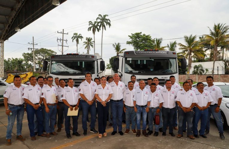 AYUNTAMIENTO ENTREGA UNIDADES Y CONSTANCIAS A OPERADORES DE TAPACHULA