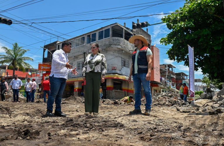 SUPERVISA GLADIOLA SOTO SOTO REHABILITACIÓN DE PAVIMENTACIÓN HIDRÁULICA OBRA DE CALLES EN COLONIA CENTRO