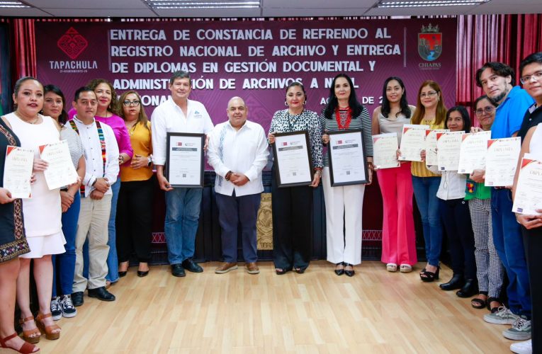 ENTREGAN REFRENDOS DEL REGISTRO NACIONAL DE ARCHIVOS Y DIPLOMAS EN GESTIÓN DOCUMENTAL A ORGANISMOS DEL AYUNTAMIENTO DE TAPACHULA