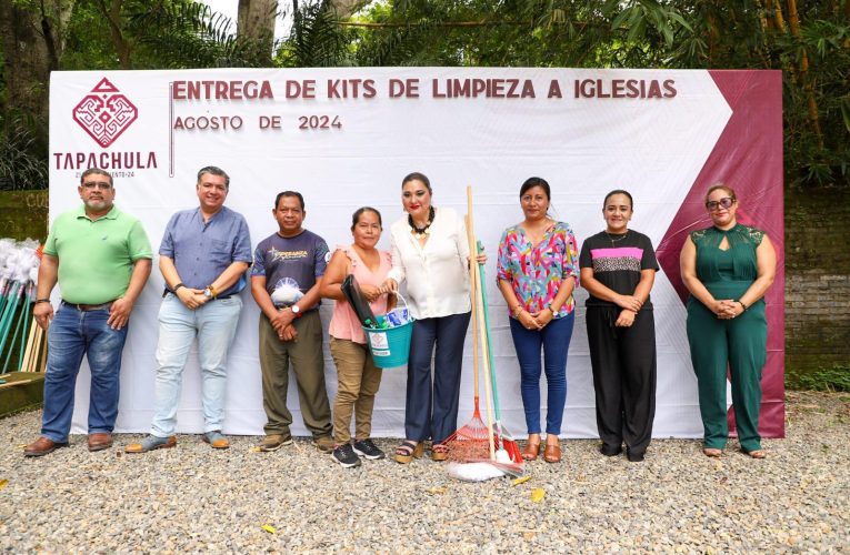 ENTREGA AYUNTAMIENTO KITS DE LIMPIEZA A IGLESIAS DE TAPACHULA