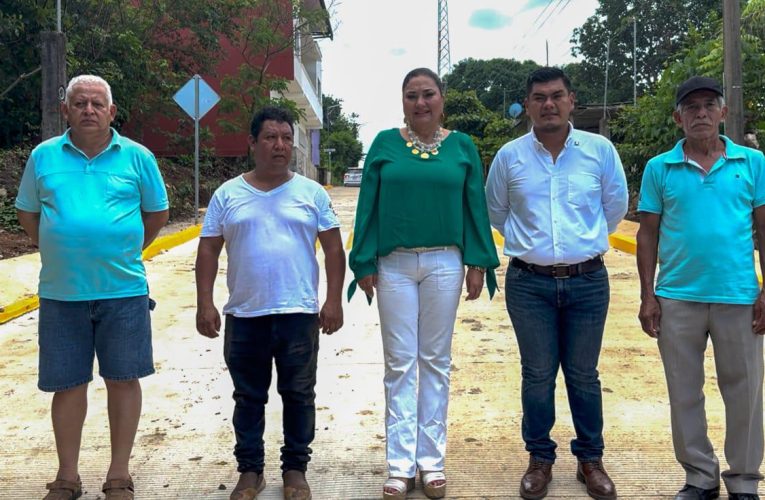 AYUNTAMIENTO DE TAPACHULA SUPERVISA OBRA DE PAVIMENTACIÓN HIDRÁULICA EN COLONIA SAN LUIS I