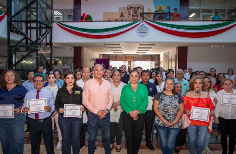 AYUNTAMIENTO ENTREGA RECONOCIMIENTOS DE CURSOS: “INGLÉS BÁSICO, LÍDERES DE ALTO IMPACTO Y TODOS IMPORTAN Y APORTAN”