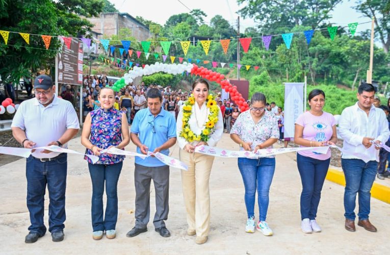 INAUGURA GLADIOLA SOTO SOTO PUENTE VEHICULAR EN COLONIA LUMIJÁ DE TAPACHULA